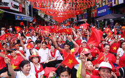 Người dân háo hức chờ sơ duyệt diễu binh, diễu hành