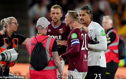 Đội trưởng West Ham tranh cãi gay gắt với các cổ động viên