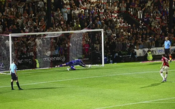 Thủ môn Grimsby ‘nửa buồn vui’ khi loại Man United