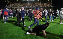 Grimsby tạo địa chấn, loại Man United tại Carabao Cup