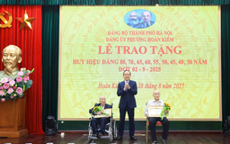 Hai đảng viên Hoàn Kiếm nhận Huy hiệu 80 năm tuổi Đảng