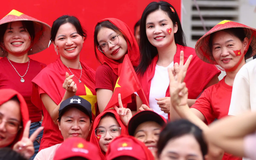 Người dân náo nức xem diễu binh, diễu hành