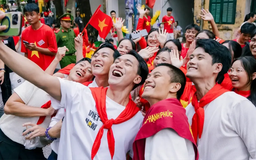 Đoàn phim ‘Mưa đỏ’ thu hút sự quan tâm của người dân
