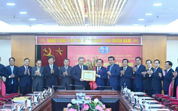 Đồng chí Phan Đình Trạc nhận Huy hiệu 45 năm tuổi Đảng