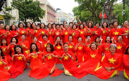 Hồ Gươm bừng sáng với vũ điệu áo đỏ sao vàng