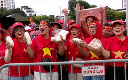Người dân trải bạt giữ chỗ xem tổng duyệt