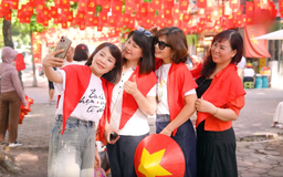 Đi giữa cờ hoa rực rỡ | Hà Nội đến để yêu | 30/08/2025