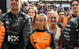 Lando Norris chia sẻ chiến thắng với bạn gái