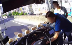 Người lạ rút chìa khóa xe mang đi, 40 hành khách mắc kẹt