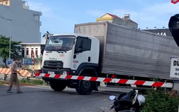 Tài xế suýt gây họa vì vượt rào chắn khi tàu đến