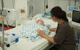 Bé trai nguy kịch khi uống phải tinh dầu đuổi muỗi
