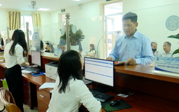 Người dân nhận sổ đỏ khi làm thủ tục tại cấp xã