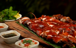 Lợn tộc quay giòn bì