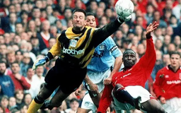 Cựu thủ môn Man City bị kết án tù vì tội gian lận