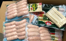 Thu giữ hàng nghìn xúc xích, lạp xưởng không rõ nguồn gốc