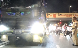 CSGT Hà Nội xử lý các tài xế 'độ' đèn siêu sáng