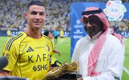 Ronaldo nhận giày vàng trong ngày Al Nassr chiếm ngôi đầu BXH
