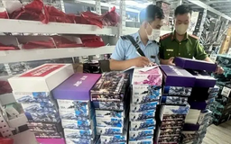 Khám xét cơ sở bán đồ chơi lậu tại Cầu Giấy