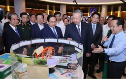 Tổng Bí thư dự triển lãm thành tựu ngành y tế, giáo dục