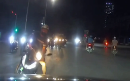 Pha phanh gấp khiến xe máy đổ ngay đầu ô tô