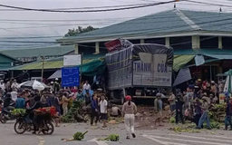 Xe tải lao vào chợ Tân Long khiến nhiều người thương vong