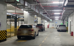 Hàng loạt ôtô hạng sang ở hầm xe NƠXH NHS Trung Văn