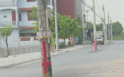 Hiểm họa từ những cột điện mọc giữa đường