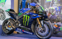 Yamaha YZR-M1 lần đầu tiên dùng động cơ V4