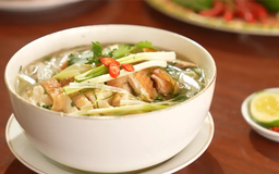 Thưởng thức phở gà Đông Tảo, nhớ hồn quê Việt