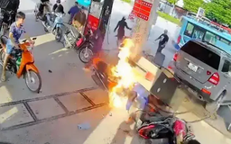 Ô tô bất ngờ lùi trúng cột bơm xăng gây cháy