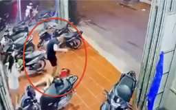 Cô gái bị hành hung dã man trước quán bi-a