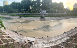 Bắt giữ đối tượng xả 50m3 chất thải xuống sông Tô Lịch