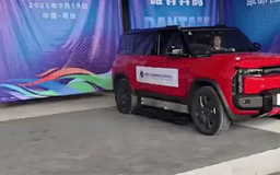 Tranh cãi quanh công nghệ ô tô điện phóng pin ra ngoài