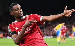 Alexander Isak ghi bàn đầu tiên cho Liverpool