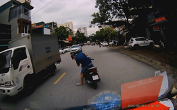 Nguy hiểm từ hành động phanh gấp giữa đường nhặt tiền rơi