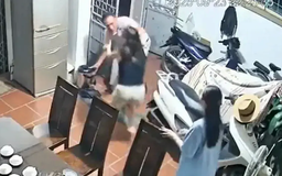 Phá cổng, xông vào đánh người ở Hà Nội