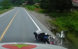 Nguy hiểm khi xe máy vượt ẩu trên đường đèo