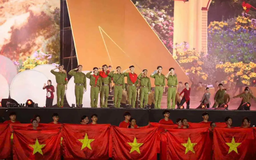 Dàn diễn viên 'Mưa đỏ' gây xúc động với 'Còn gì đẹp hơn'