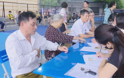 Niềm vui của người dân Hà Nội khi nhận quà Quốc khánh