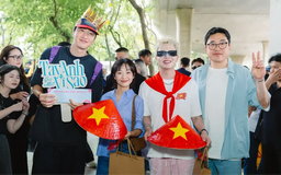 Lee Kwang Soo đội nón lá, rạng rỡ bên dàn sao Việt