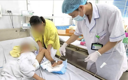 Bé trai nguy kịch do đắp thuốc nam chữa mèo cắn