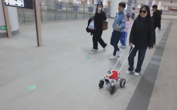 Trung Quốc: Robot hỗ trợ người khiếm thị đi tàu điện ngầm