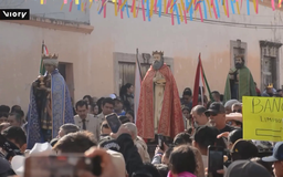 Lễ rước Ba nhà thông thái trên hồ Cajititlan, Mexico