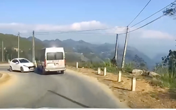 Xe con gây va chạm giao thông vì ôm cua bất cẩn