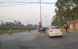 Nguy hiểm khi học sinh lao ra đường không quan sát