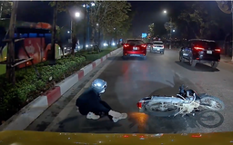 Người điều khiển xe máy tự ngã vì phanh gấp
