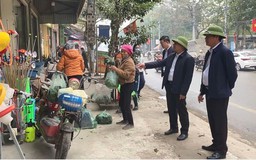 Xã Phúc Thọ ra quân giải tỏa chợ cóc, chợ tạm
