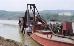 Khởi tố 3 đối tượng khai thác cát trái phép trên sông Hồng