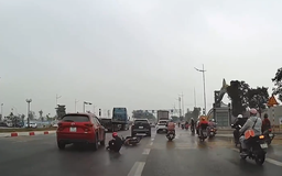 Xe máy phanh gấp trượt ngã ngay trước đầu ô tô
