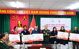 Trao sổ tiết kiệm tri ân 16 gia đình liệt sĩ